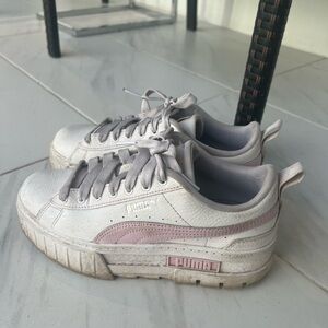 White womens pumas with pink detail size 6.5 US or EUR 37